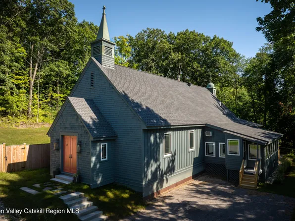 8 Chapel Drive, Valatie, NY 12184