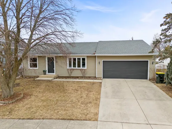 850 W Pine Ave, Roselle, IL 60172