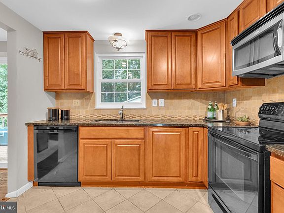 3rd image of 8417 Great Lake Ln