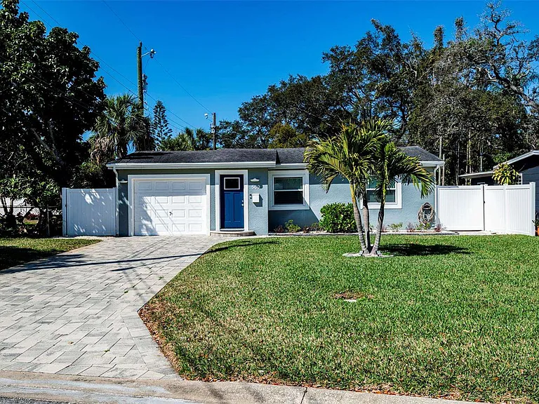 569 Bamboo Dr S — Photo 32