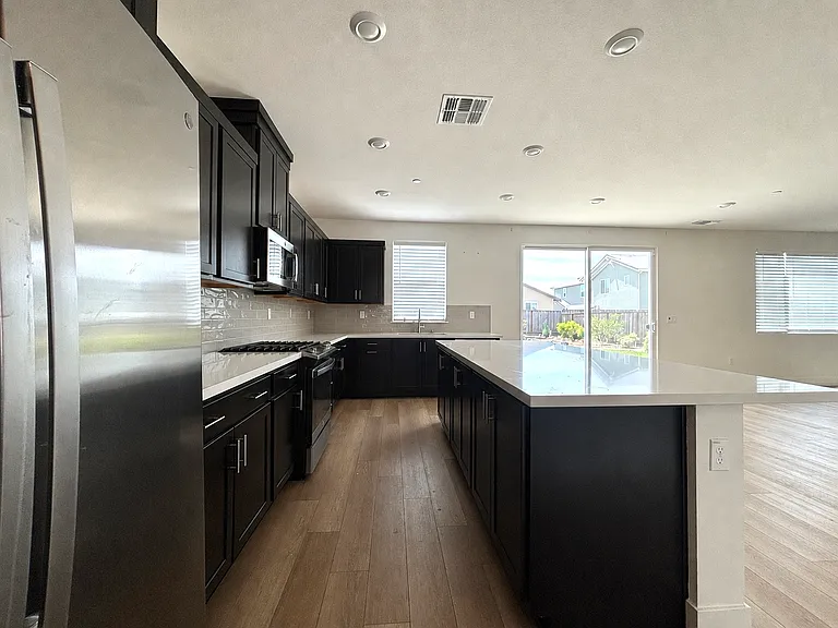 2051 Rosemary Dr — Photo 7