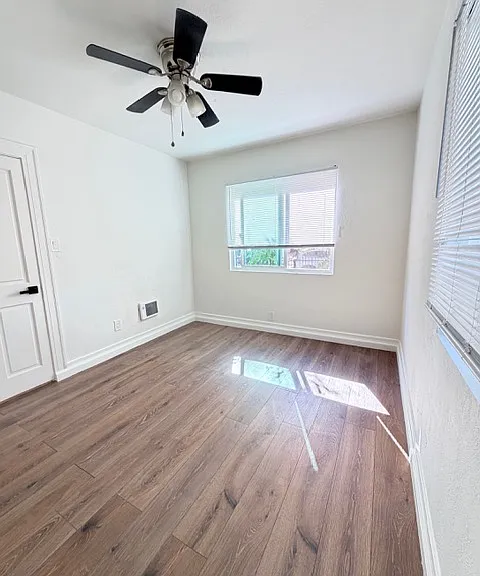 2840 S Mansfield Ave — Photo 9