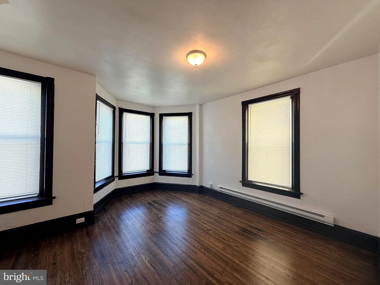 2 bed, 1.0 bath, 5250 sqft, $1,095 — Photo 3