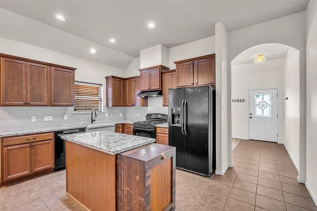 3 bed, 1801 sqft, $2,300 — Photo 4