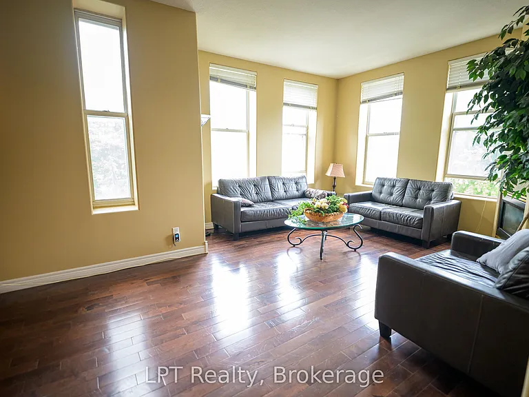 317 Queen St #302 — Photo 13
