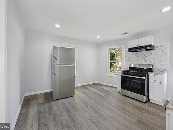 4th image of 566 Rutherford Ave #2