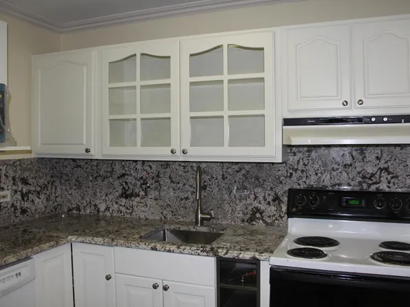 222 E Pearson St APT 305, Chicago, IL 60611