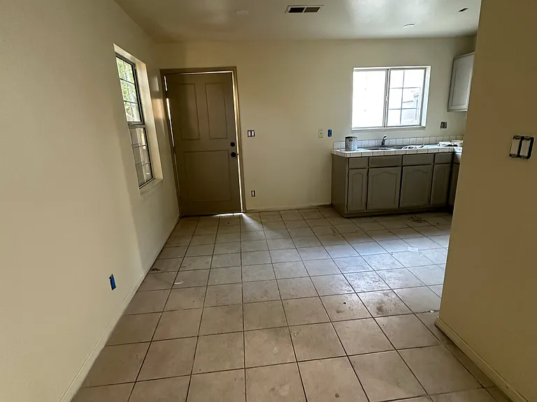 2210 S Hobart Blvd #5 — Photo 4