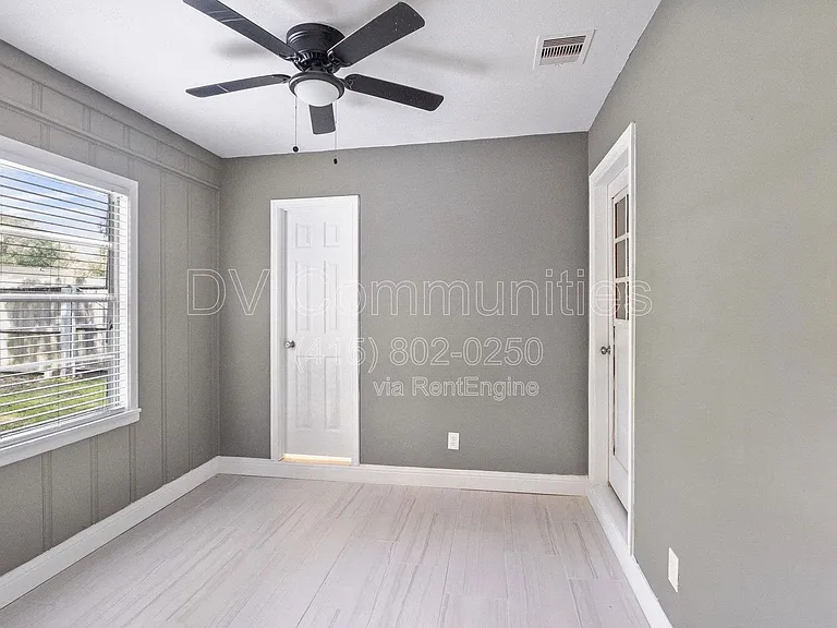 1521 W Blum St — Photo 8