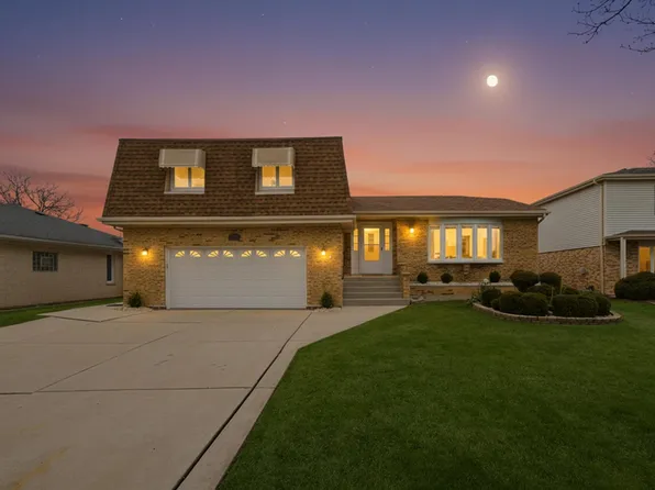 707 S Noah Ter, Mount Prospect, IL 60056