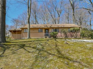 28 Evergreen Ln, Trumbull, CT 06611