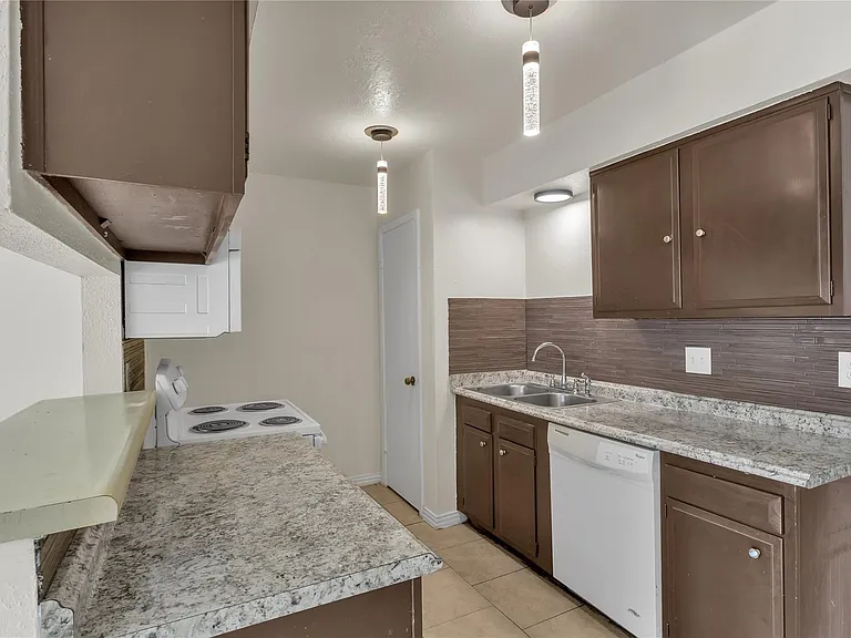 6913 Chasewood Dr — Photo 7