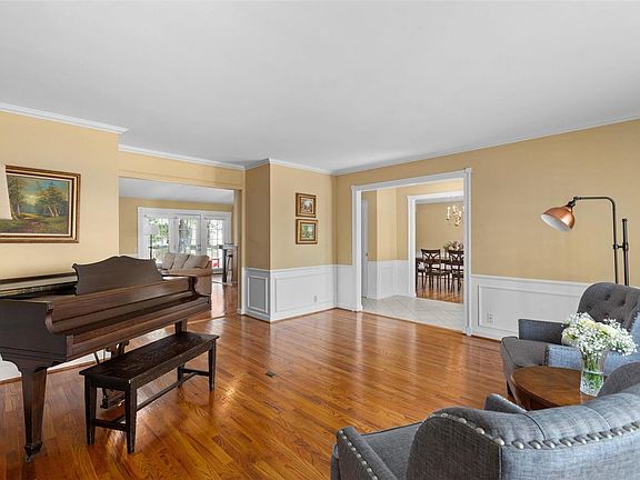 4th image of 323 Annondale Ln