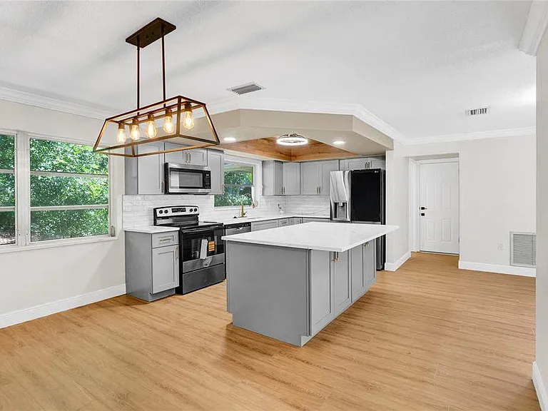 1395 Burnt Oak St — Photo 3