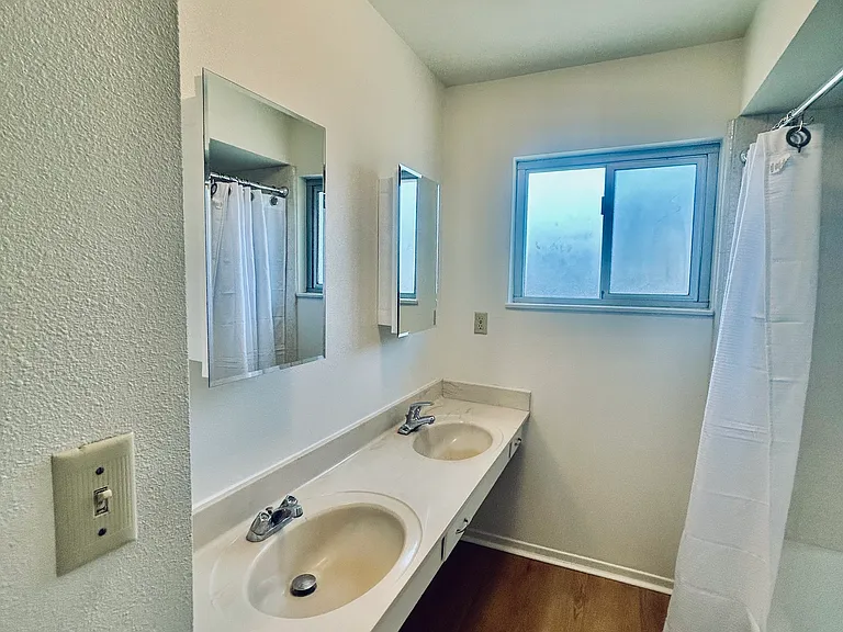 Guest Bathroom with Tub
