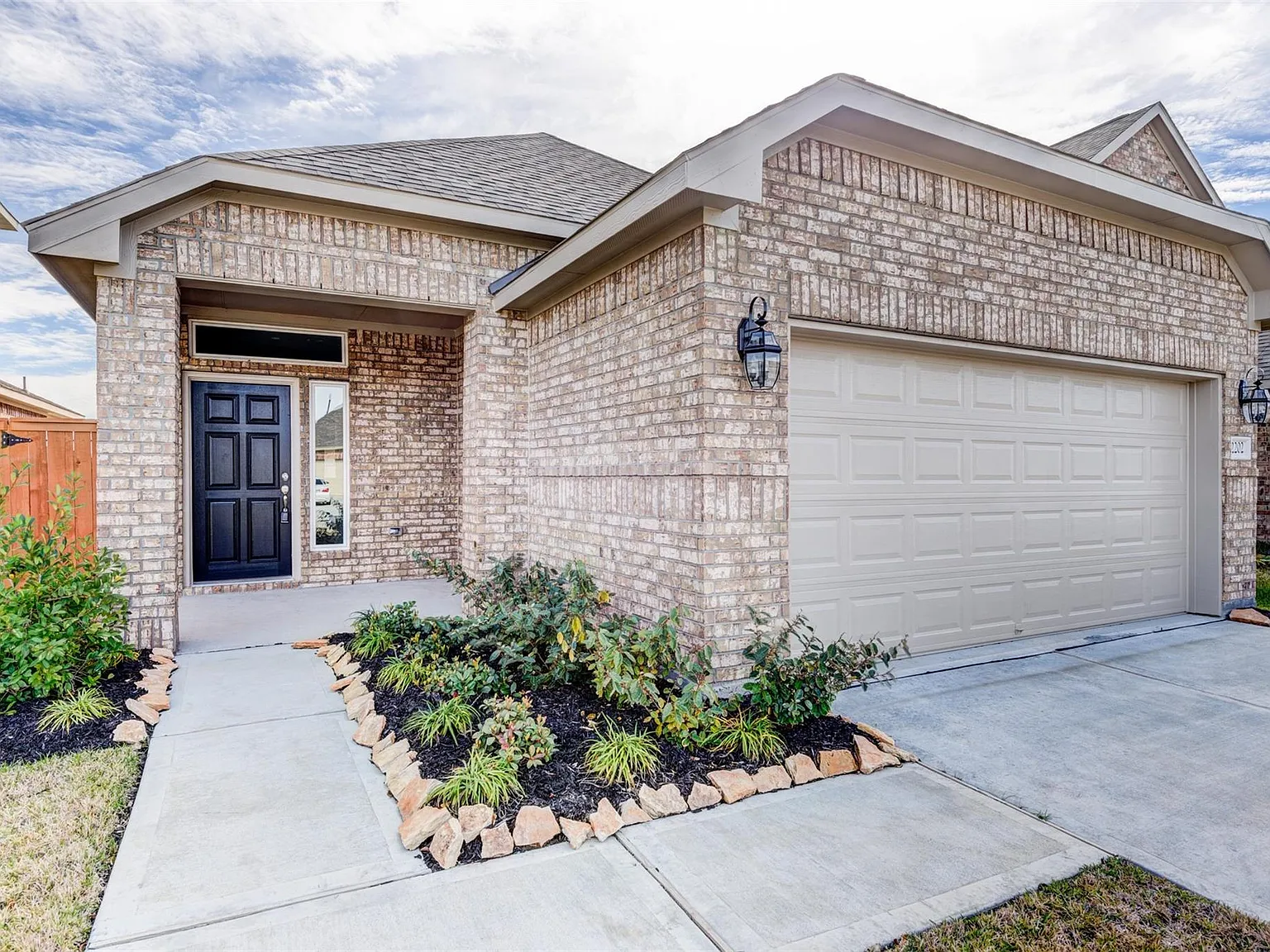 3 bed, 2.0 bath, 1614 sqft, $2,300 — Photo 2