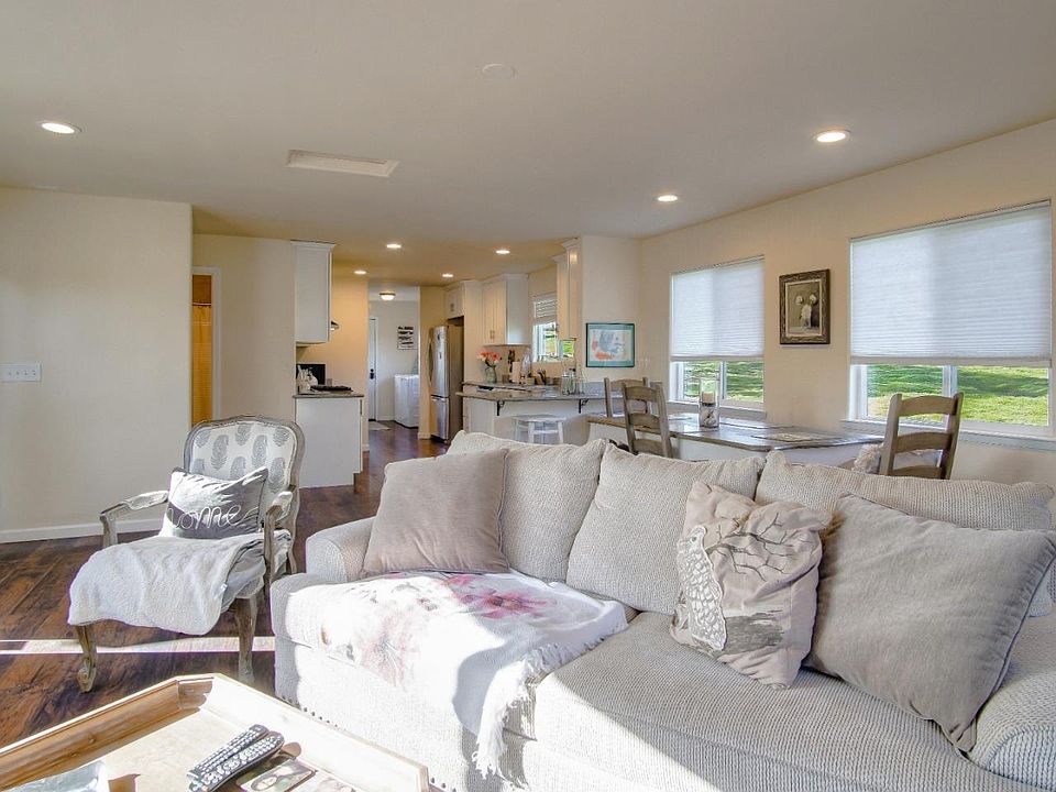 1st image of 147 Las Lomas Dr