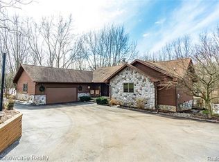 2555 Marion Acres St, Commerce Township, MI