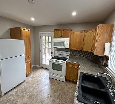 Kitchen with 4 appliances & disposal