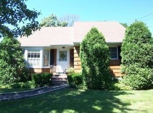 155 Burns Ave, Hicksville, NY 11801