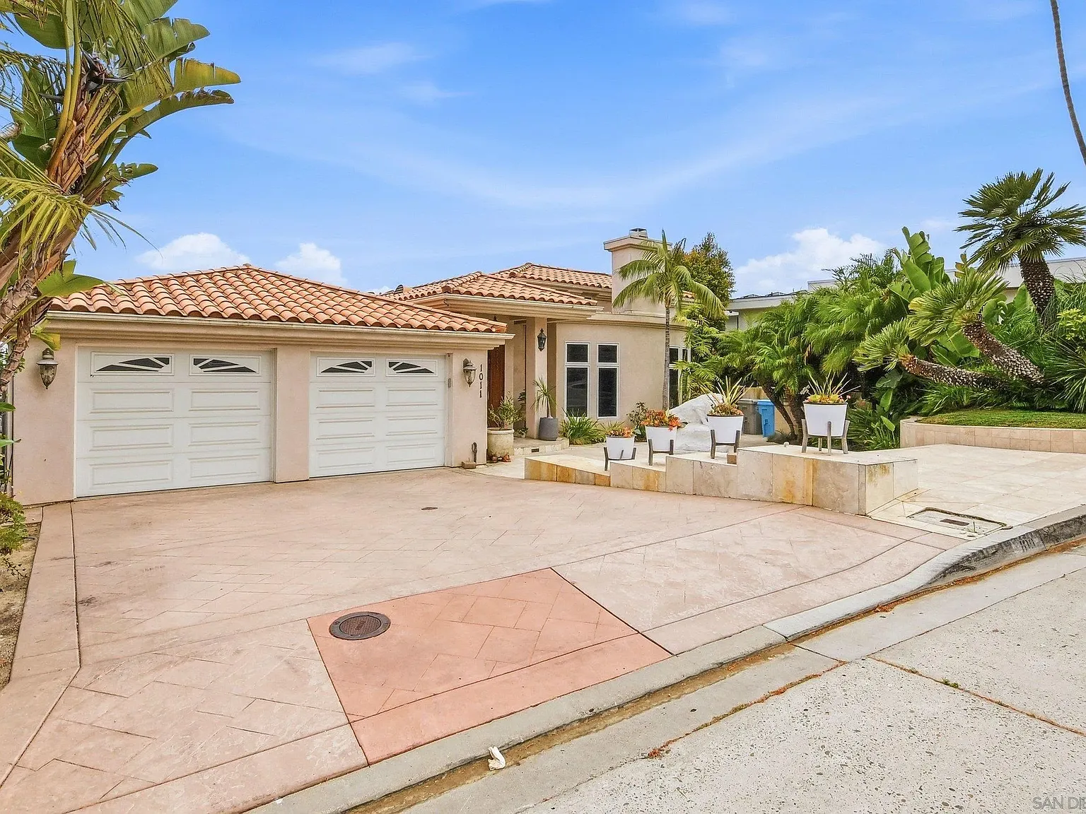 5 bed, 5.5 bath, 5790 sqft, $15,700 — Photo 3