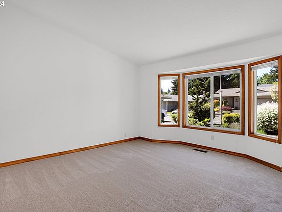 4th image of 2801 SE Balboa Dr