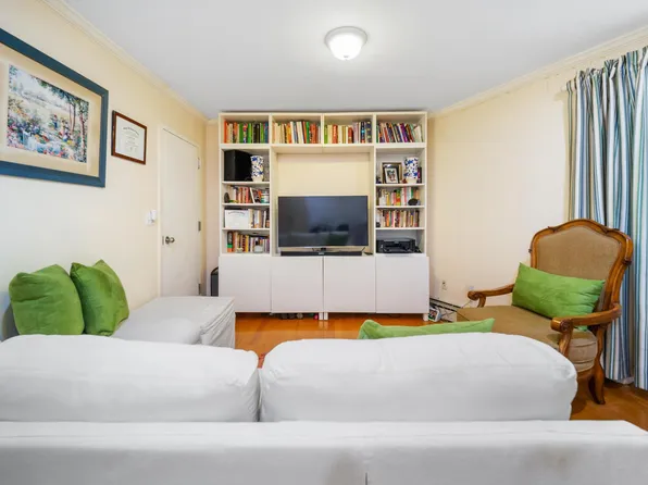 852 Home Street image 4 of 22