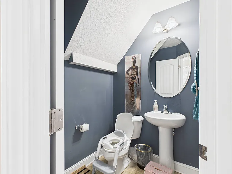 213 Grandview Dr — Photo 6