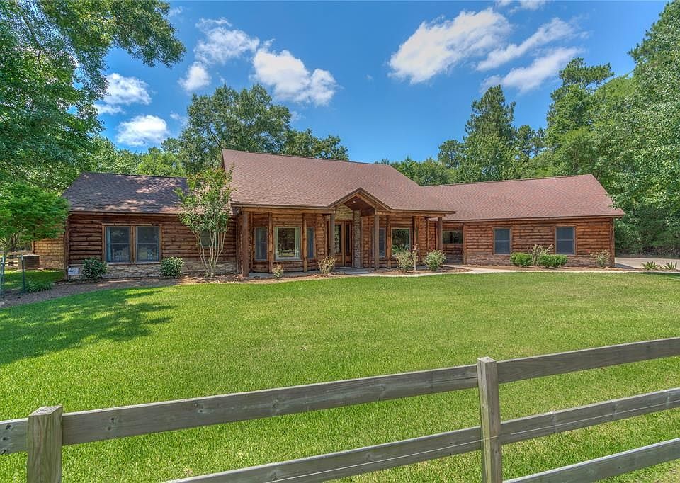 Stunning picture at dusk enhances the homes beauty with its ambiance lighting!