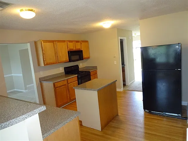 4 bed, 2.5 bath, 2723 sqft, $2,375 — Photo 2