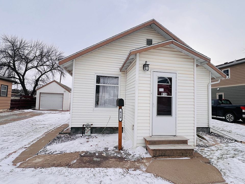 1st image of 818 1st Ave NE