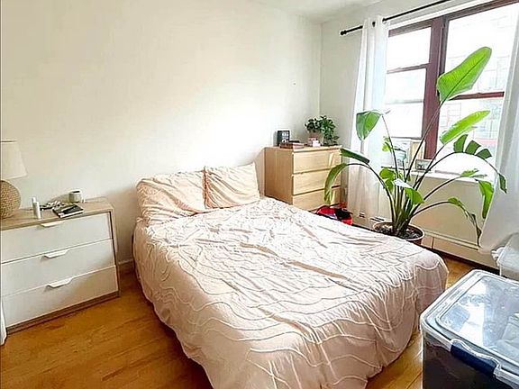 4th image of 190 E 7th St APT 311