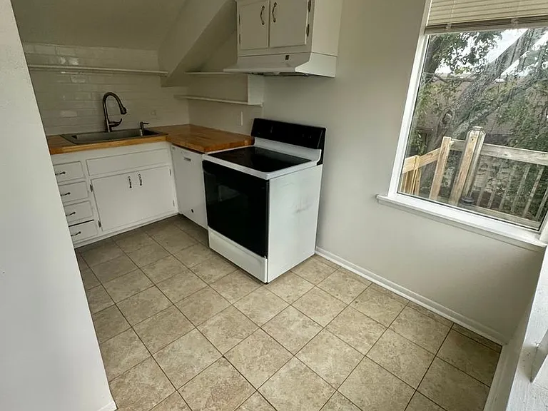 2920 Rhodes Cir — Photo 9