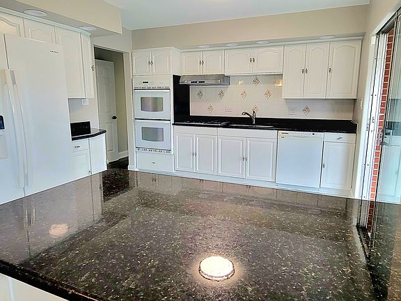 5th image of 634 Gilbert Dr