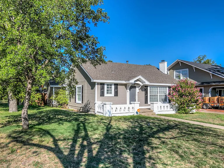 1119 Kenwood Dr — Photo 3