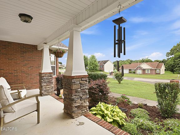 5th image of 984 Mossy Grove Ln
