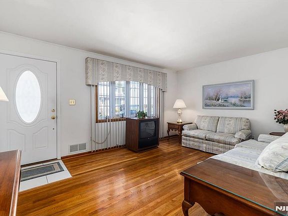 4th image of 352 Wilson Ave