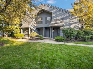 301 Woodhaven Dr, Edison, NJ 08817