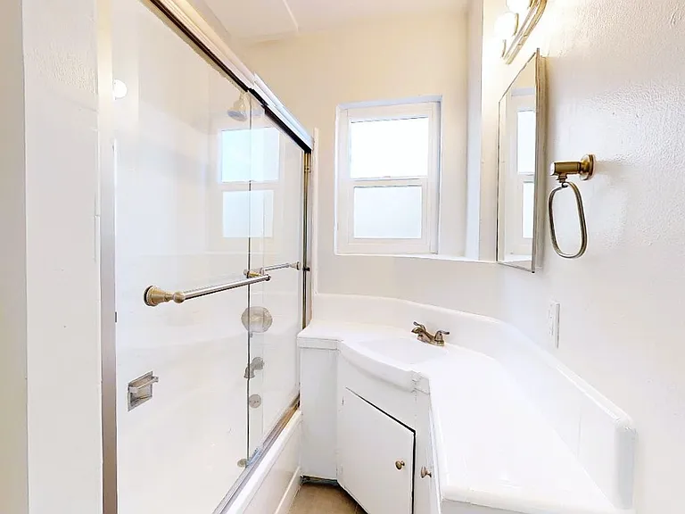 1815 N. Harvard Blvd — Photo 28