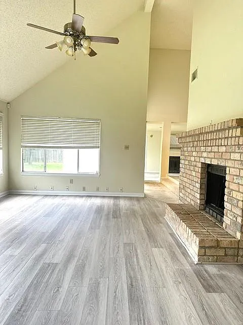 3 bed, 2.5 bath, 2810 sqft, $1,950 — Photo 2