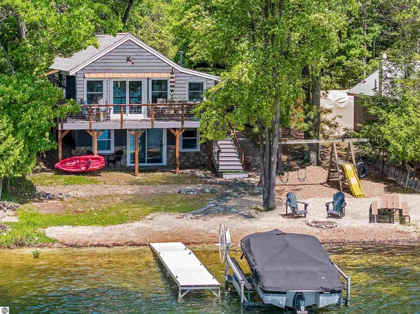 4314 Lakeview Trl, Traverse City, MI 49696