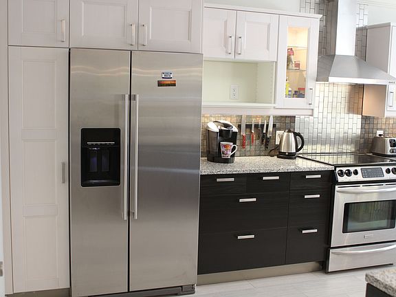 Two tone kitchen cabinets.
