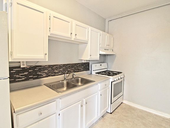 3rd image of 112 E 43rd St APT 1