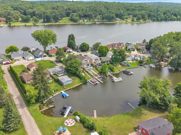 8963 Tackles Dr, White Lake, MI 48386
