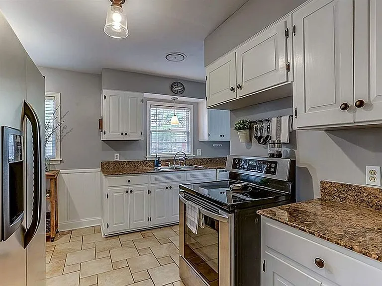 1663 Estate Dr — Photo 4