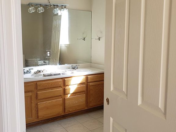 Main bedroom en suite bath