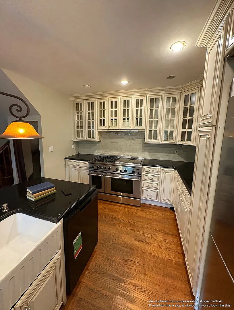 Most Gorgeous Reno You'll Find! Perfect For NEU Students! Laundry in Unit! — Photo 3
