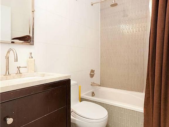 4th image of 211 E 46th St #25B