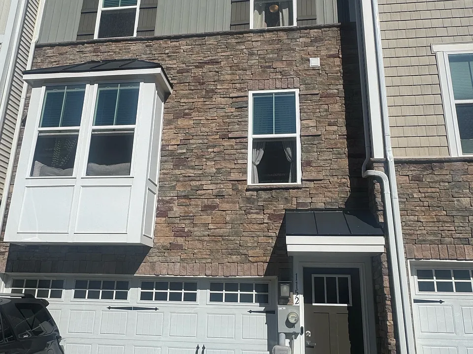 1152 Rosecroft Ln