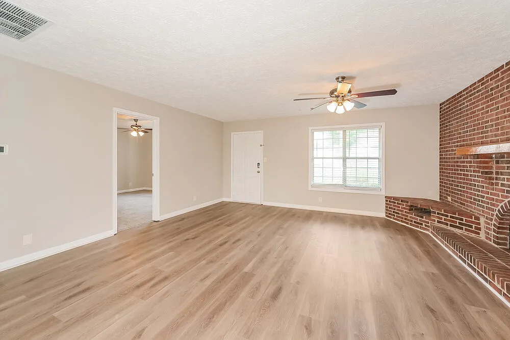 3 bed, 2.0 bath, 1268 sqft, $1,760 — Photo 4